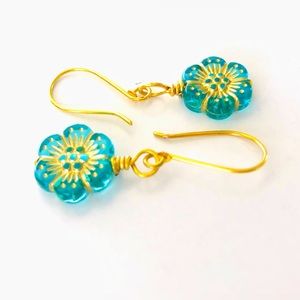 ⭐️5 for $25⭐️ NWT - Translucent Teal and Gold Flower Earrings